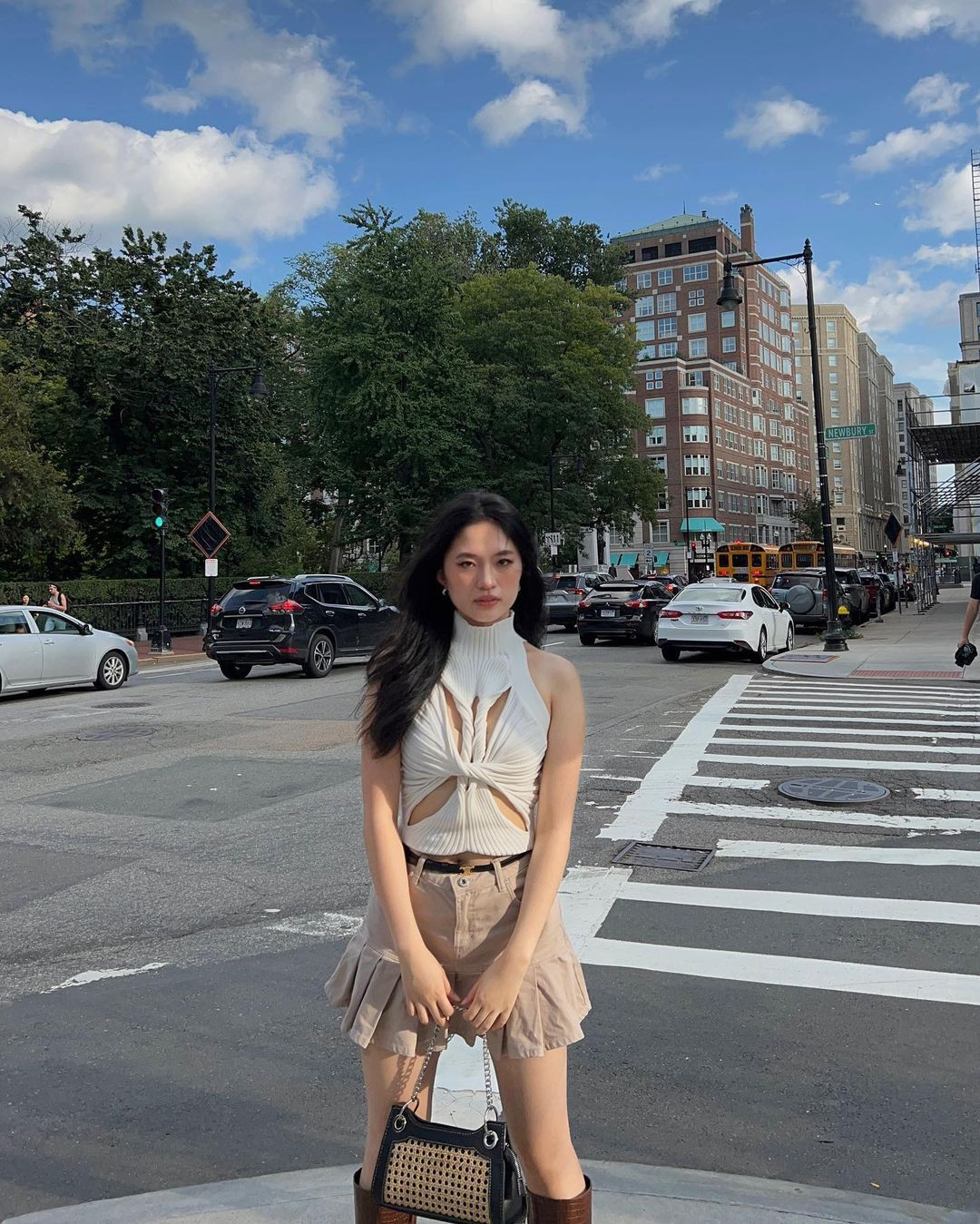 Dù thân hình Shaine Rizelle Macela tròn trịa nhưng vẫn cân đối, quyến rũ. Theo chia sẻ của cô nàng, do bản thân thường xuyên tập vũ đạo đã giúp cô có được những đường cong mềm mại.