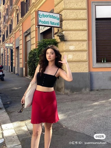  Người mẫu ngoại cỡ xứ Trung biết tận dụng trang phục để bản thân luôn nổi bật trước đám đông và khoe tối đa sắc vóc của cơ thể.