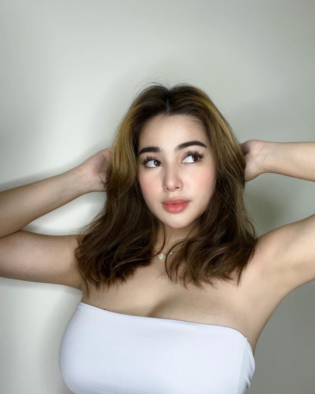 Mặc dù thân hình có phần đầy đặn nhưng Janeezhao lại biết cách kết hợp trang phục, phô diễn những lợi thế làm cho tổng thể trở nên cuốn hút hơn bao giờ hết.