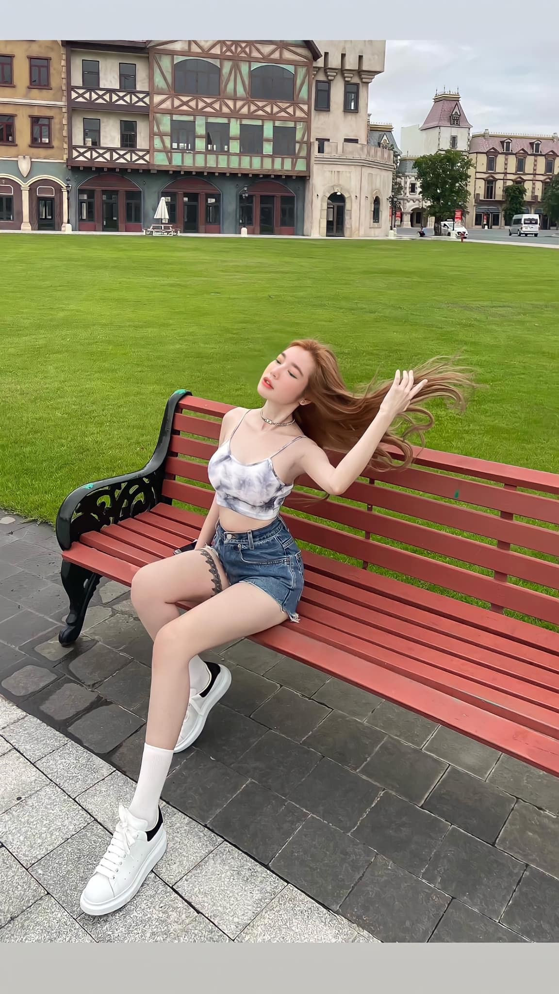 Nhiều người dành lời khen ngợi cho nhan sắc ngọt ngào, gợi cảm của bà mẹ 2 con nhưng cũng có không ít người bày tỏ sự thắc mắc vì trong loạt ảnh chụp cùng con trước đó, mỹ nhân này lộ gương mặt sưng phồng, khác lạ.