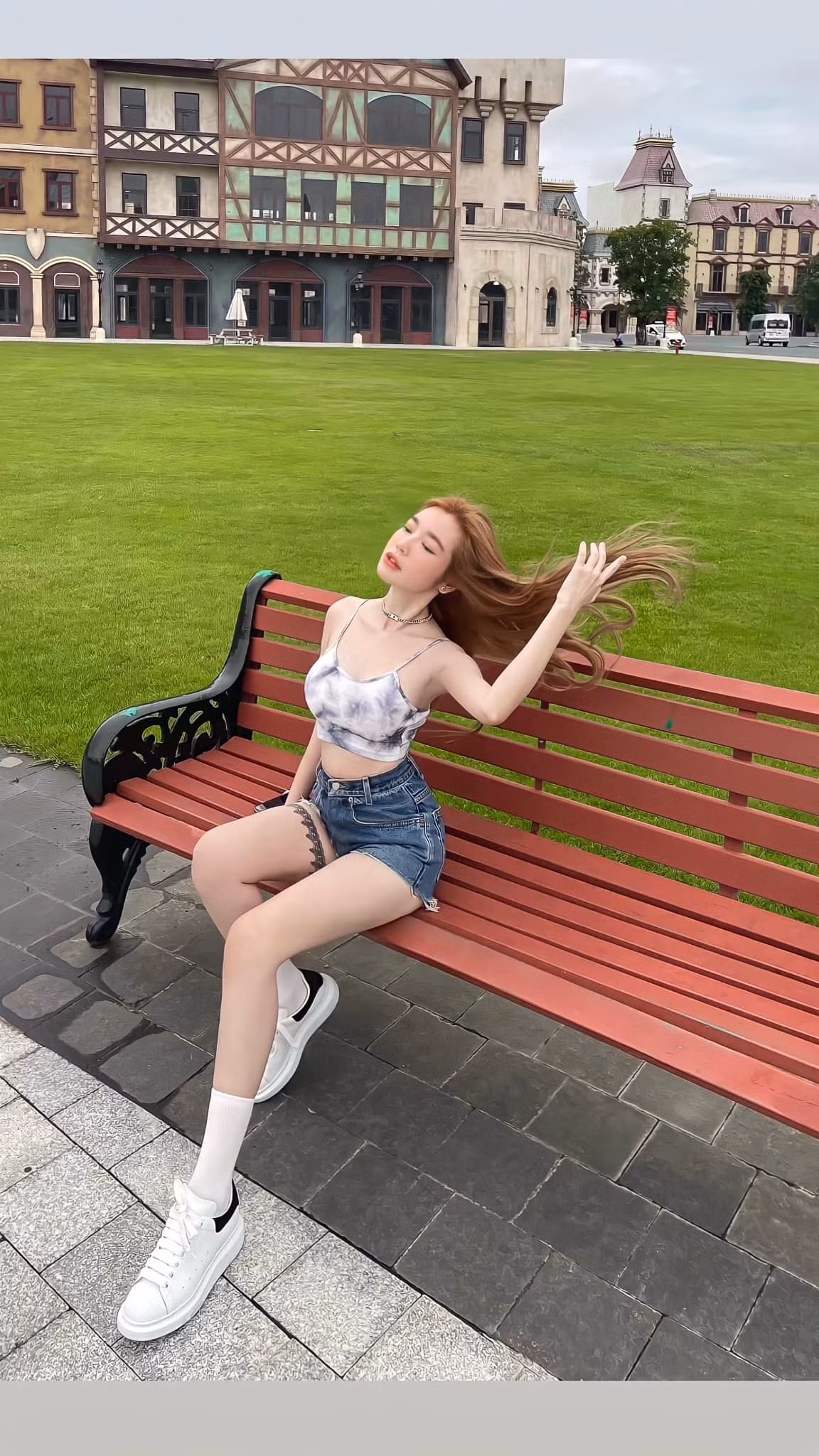 Nhiều người dành lời khen ngợi cho nhan sắc ngọt ngào, gợi cảm của bà mẹ 2 con nhưng cũng có không ít người bày tỏ sự thắc mắc vì trong loạt ảnh chụp cùng con trước đó, mỹ nhân này lộ gương mặt sưng phồng, khác lạ.