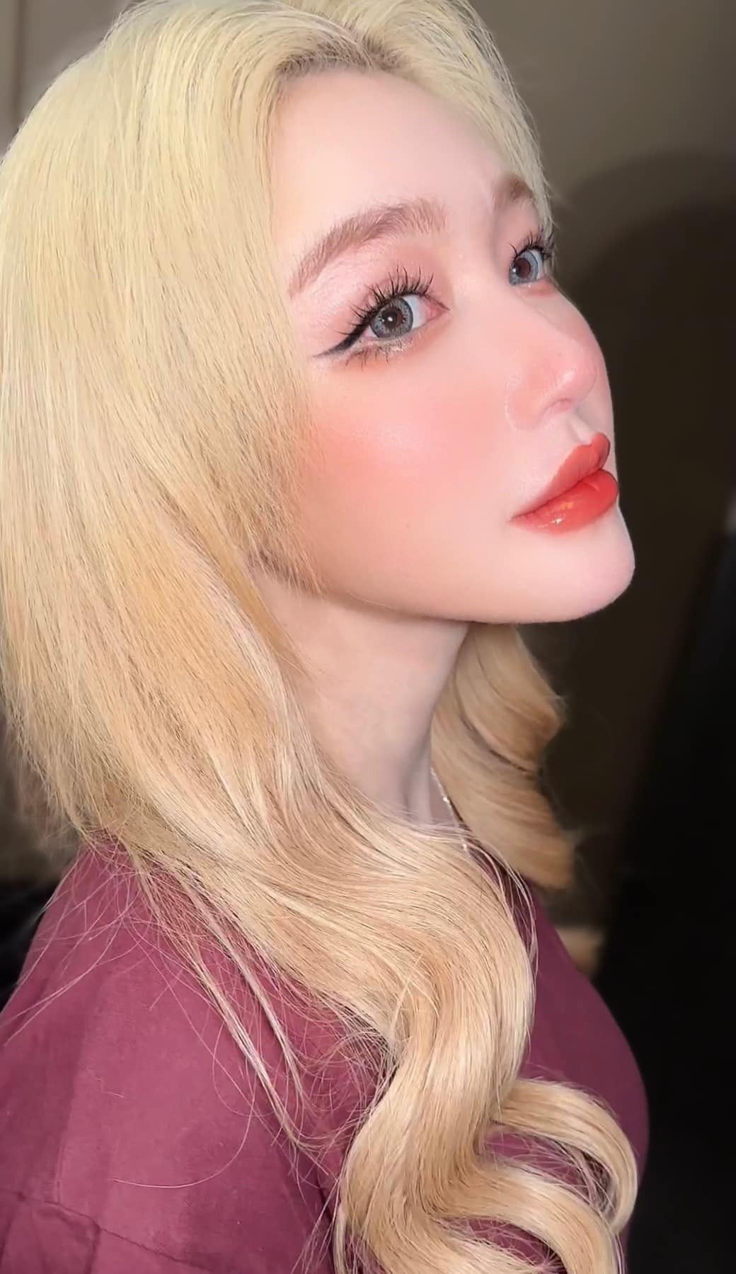 Mới đây, trên trang Facebook cá nhân, Elly Trần đăng tải loạt ảnh mới, khoe nhan sắc ngọt ngào, thu hút.