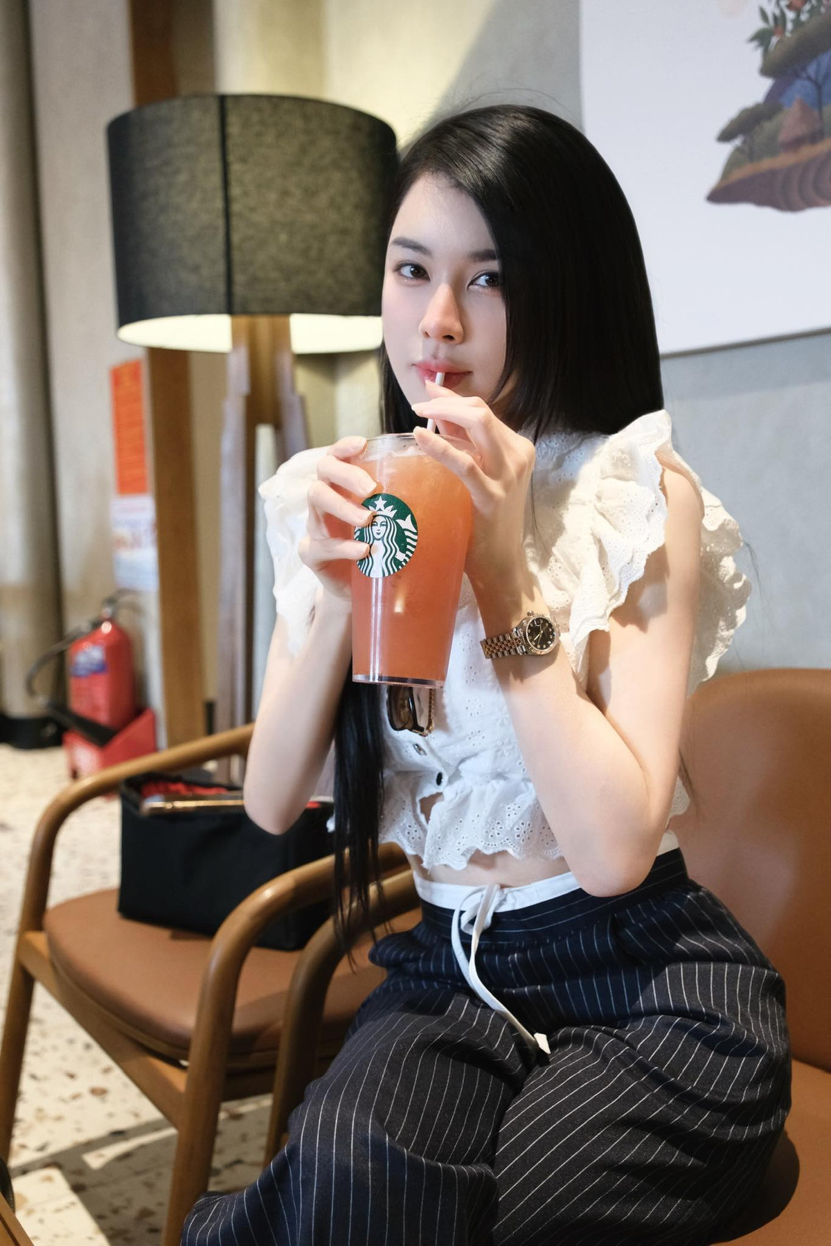 "Cố gắng giữ vững phong độ học tập và thi cử như thế này là hài lòng rồi. Cấp 3, tuy học chuyên Sinh nhưng mà cứ mơ mộng kinh tế với ngân hàng, kiên quyết không theo Y. Cuối cùng, từ đại học, cao học rồi bây giờ học lên tiếp thì đều là Y hết. Càng học càng cảm thấy mê và yêu nghề kinh khủng", Bích Hạnh cho biết.