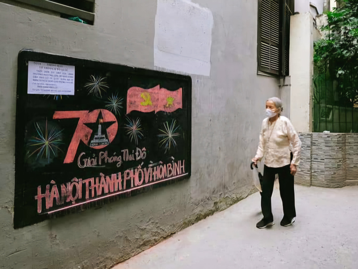 Đây là cách người dân trong các con ngõ nhỏ hòa mình vào không khí chào mừng 70 năm ngày Giải phóng Thủ đô, vừa bình dị, vừa sâu sắc.