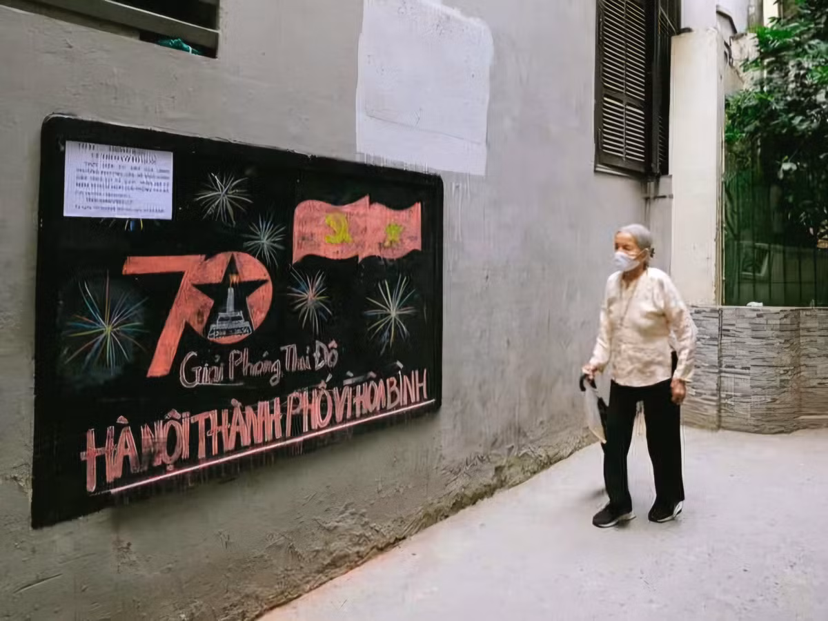 Đây là cách người dân trong các con ngõ nhỏ hòa mình vào không khí chào mừng 70 năm ngày Giải phóng Thủ đô, vừa bình dị, vừa sâu sắc.