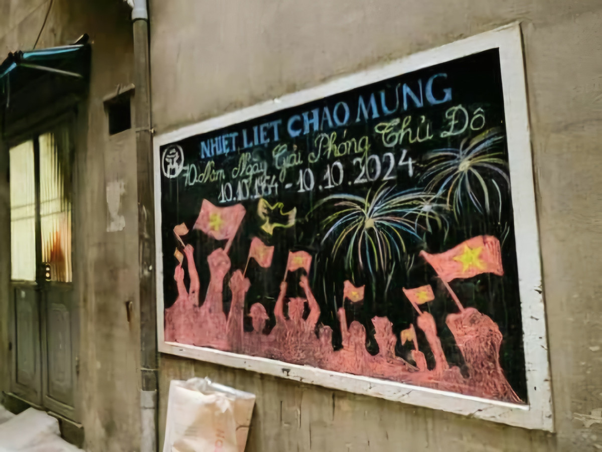 Trong dịp kỷ niệm 70 năm Giải phóng Thủ đô có tổng cộng 61 tấm bảng tin ở 19 tổ dân phố đã được trang trí bằng những bức vẽ phấn màu.