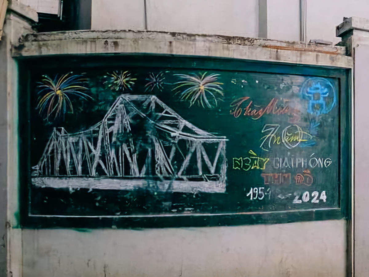 Những bức tranh cổ động, khẩu hiệu chào mừng ngày Giải phóng Thủ đô được vẽ thủ công bằng phấn màu, mộc mạc, ý nghĩa. Ảnh: Xuân Toàn
