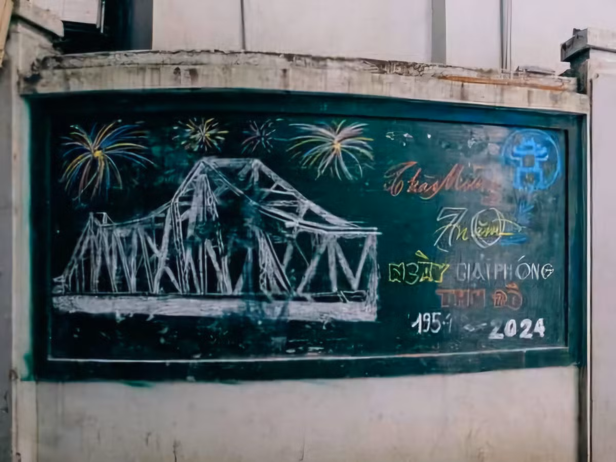 Những bức tranh cổ động, khẩu hiệu chào mừng ngày Giải phóng Thủ đô được vẽ thủ công bằng phấn màu, mộc mạc, ý nghĩa. Ảnh: Xuân Toàn