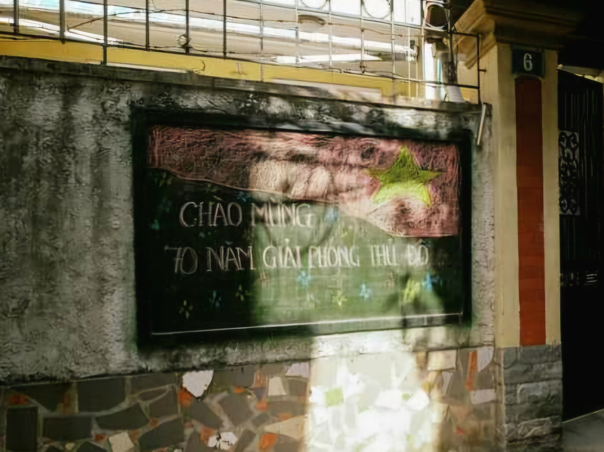 Những bức tranh phấn màu mộc mạc nhưng đầy ý nghĩa về những ký ức hào hùng của Hà Nội.