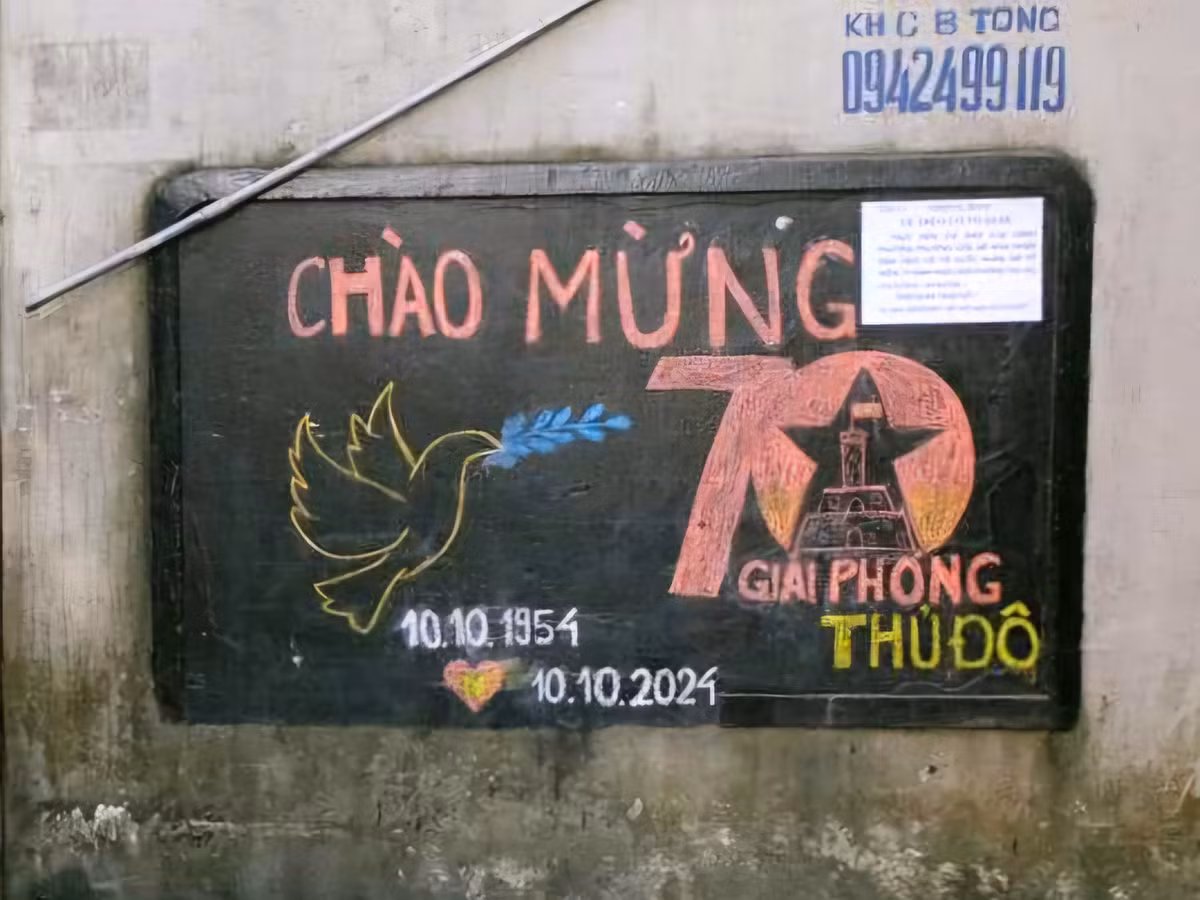 Những hình ảnh đơn giản nhưng sâu sắc như chú chim bồ câu ngậm lá cờ Tổ quốc, hay biểu tượng cột cờ Hà Nội... đều được khắc họa tinh tế và mộc mạc.