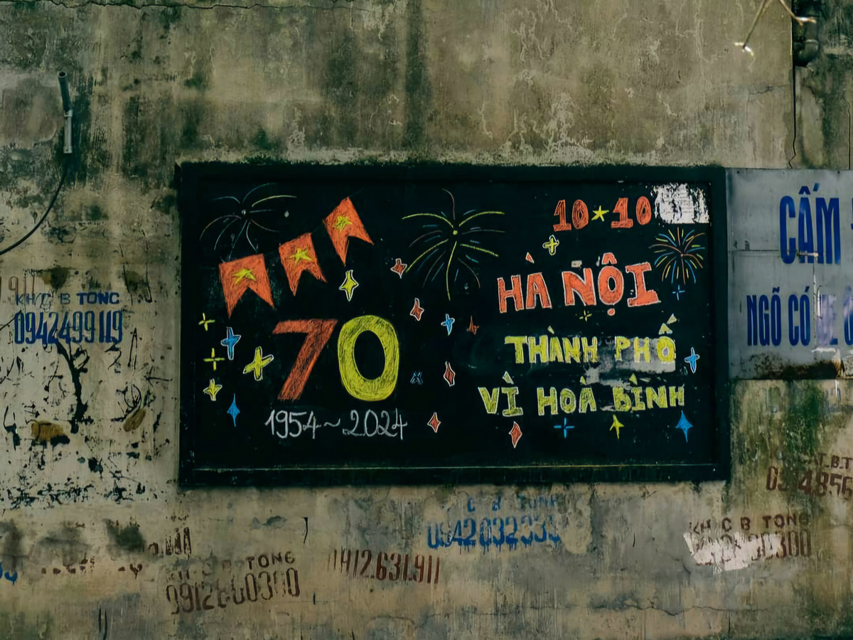 Khi ngoài đường lớn cờ hoa rợp phố thì cũng là lúc những tấm bảng đen dùng để thông báo công việc chung của tổ dân phố trong các ngõ nhỏ rực rỡ với những bức vẽ bằng phấn màu.