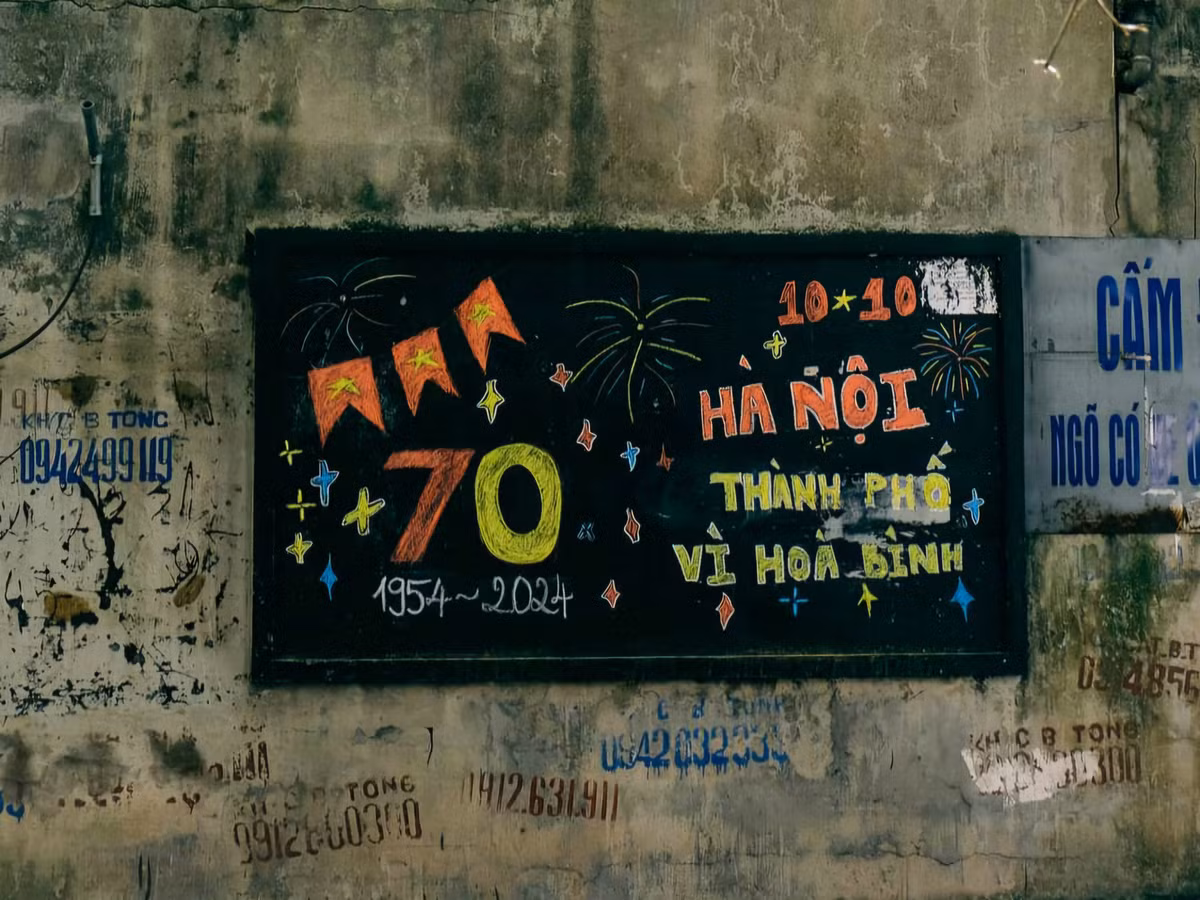 Khi ngoài đường lớn cờ hoa rợp phố thì cũng là lúc những tấm bảng đen dùng để thông báo công việc chung của tổ dân phố trong các ngõ nhỏ rực rỡ với những bức vẽ bằng phấn màu.