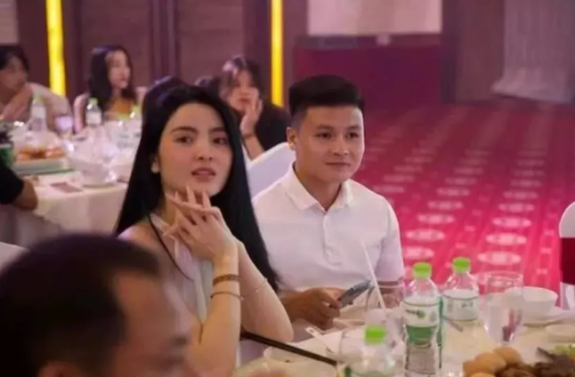 Đặc biệt, bố mẹ Quang Hải cũng từng đứng ở vị trí cổng nhà, để khoe món quà là chiếc xe hơi sang trọng con trai tặng.