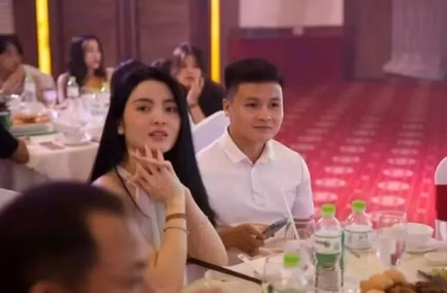 Đặc biệt, bố mẹ Quang Hải cũng từng đứng ở vị trí cổng nhà, để khoe món quà là chiếc xe hơi sang trọng con trai tặng.