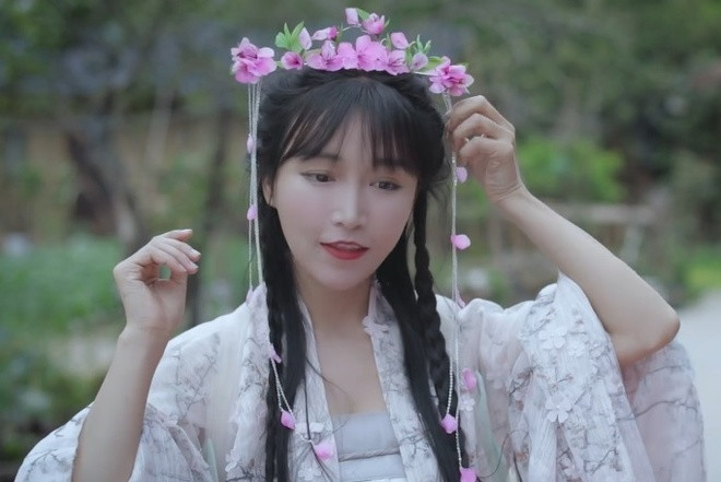 Năm 2021, Lý Tử Thất và Lưu Đồng Minh bất đồng trong quan hệ kinh doanh. Trong khi hiện tượng mạng ra yêu cầu rời khỏi công ty ra làm chủ riêng, còn phía đối tác khởi kiện cô vì "vi phạm hợp đồng".