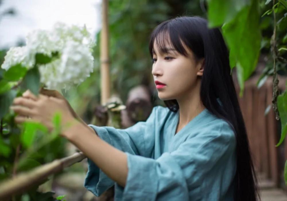 "Chúc mọi người năm mới may mắn, nhiều niềm vui, sự nghiệp rộng mở, mọi điều như ý. Chúc các bạn trẻ học hành tiến bộ vượt bậc", hiện tượng mạng này chia sẻ.