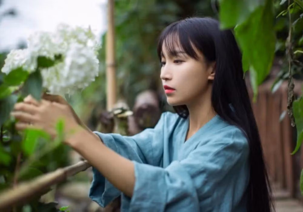 "Chúc mọi người năm mới may mắn, nhiều niềm vui, sự nghiệp rộng mở, mọi điều như ý. Chúc các bạn trẻ học hành tiến bộ vượt bậc", hiện tượng mạng này chia sẻ.