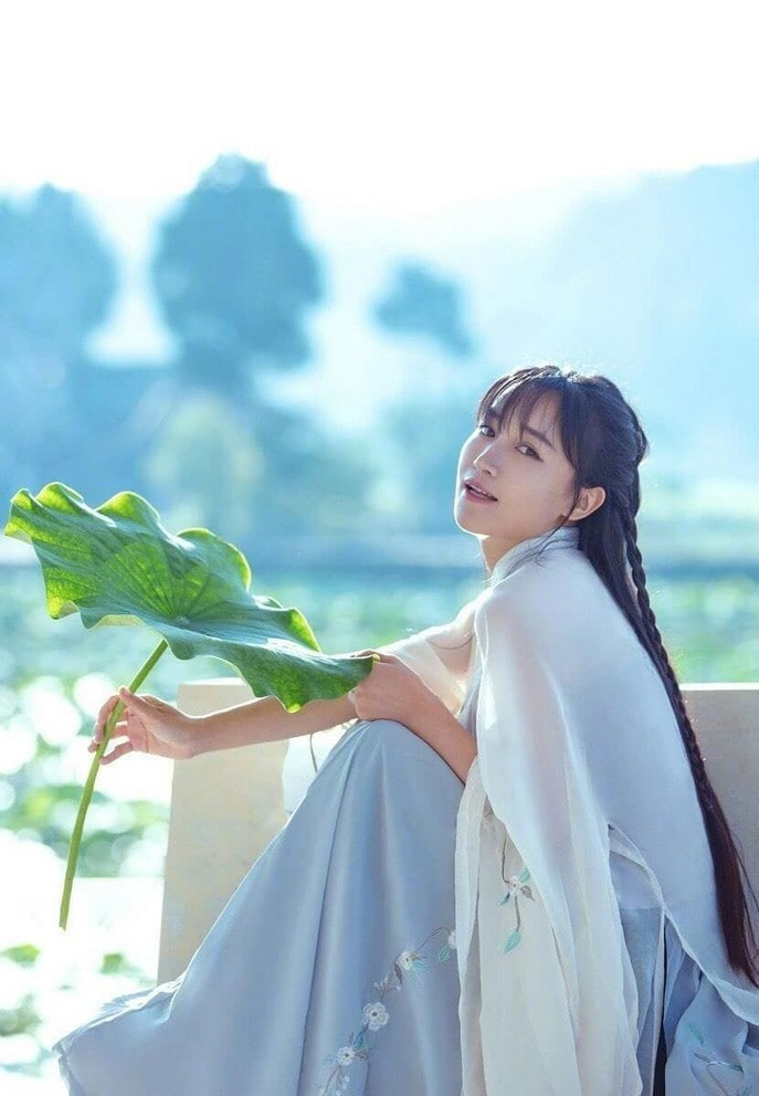 Trước đó, người đẹp cùng ông Lưu Đồng Minh, người sáng lập công ty Weinian đã hòa giải thành công sau nhiều tranh chấp. Họ tiếp tục hợp tác song chưa đưa ra kế hoạch cụ thể.