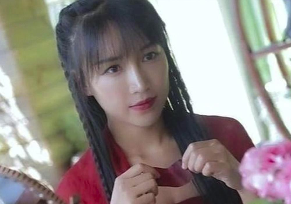 Bài đăng của Lý Tử Thất thu hút hàng chục triệu lượt tương tác chỉ trong thời gian ngắn. Tuy nhiên một số ý kiến nhận xét cô trông như vừa phẫu thuật thẩm mỹ bởi gương mặt thon dài, phần cằm và sống mũi thiếu tự nhiên.