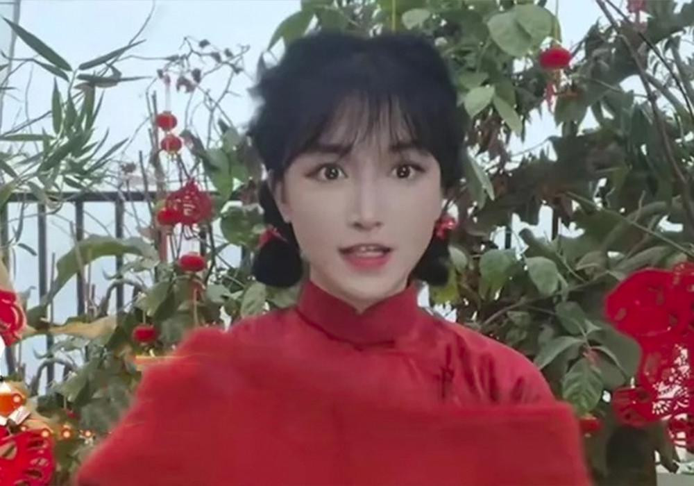 Trang Chinanews vừa đăng tải đoạn clip Lý Tử Thất chúc Tết khán giả dịp đầu năm mới 2023. Cô diện trang phục sườn xám truyền thống, khoác áo choàng đỏ và búi 2 bên tóc.