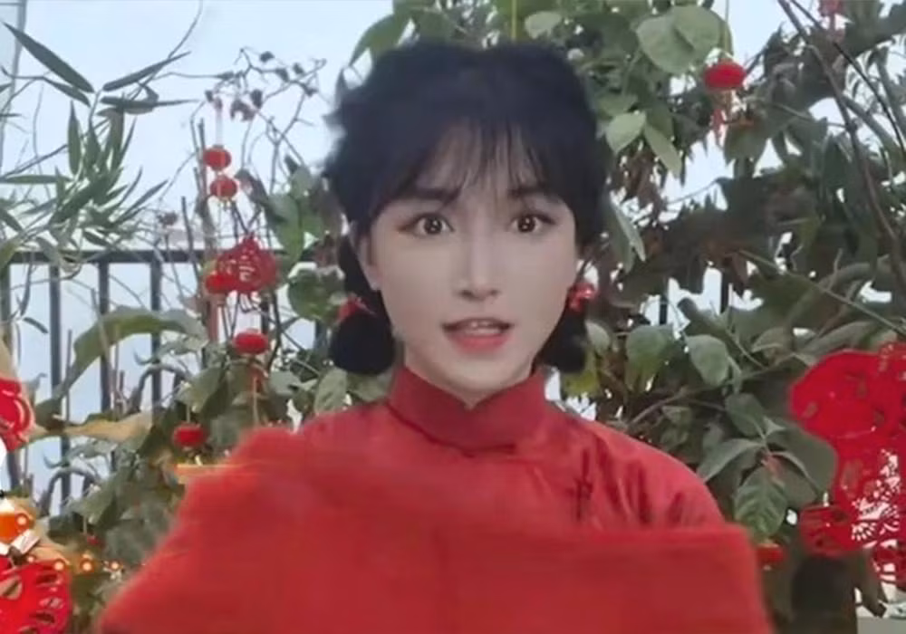 Trang Chinanews vừa đăng tải đoạn clip Lý Tử Thất chúc Tết khán giả dịp đầu năm mới 2023. Cô diện trang phục sườn xám truyền thống, khoác áo choàng đỏ và búi 2 bên tóc.