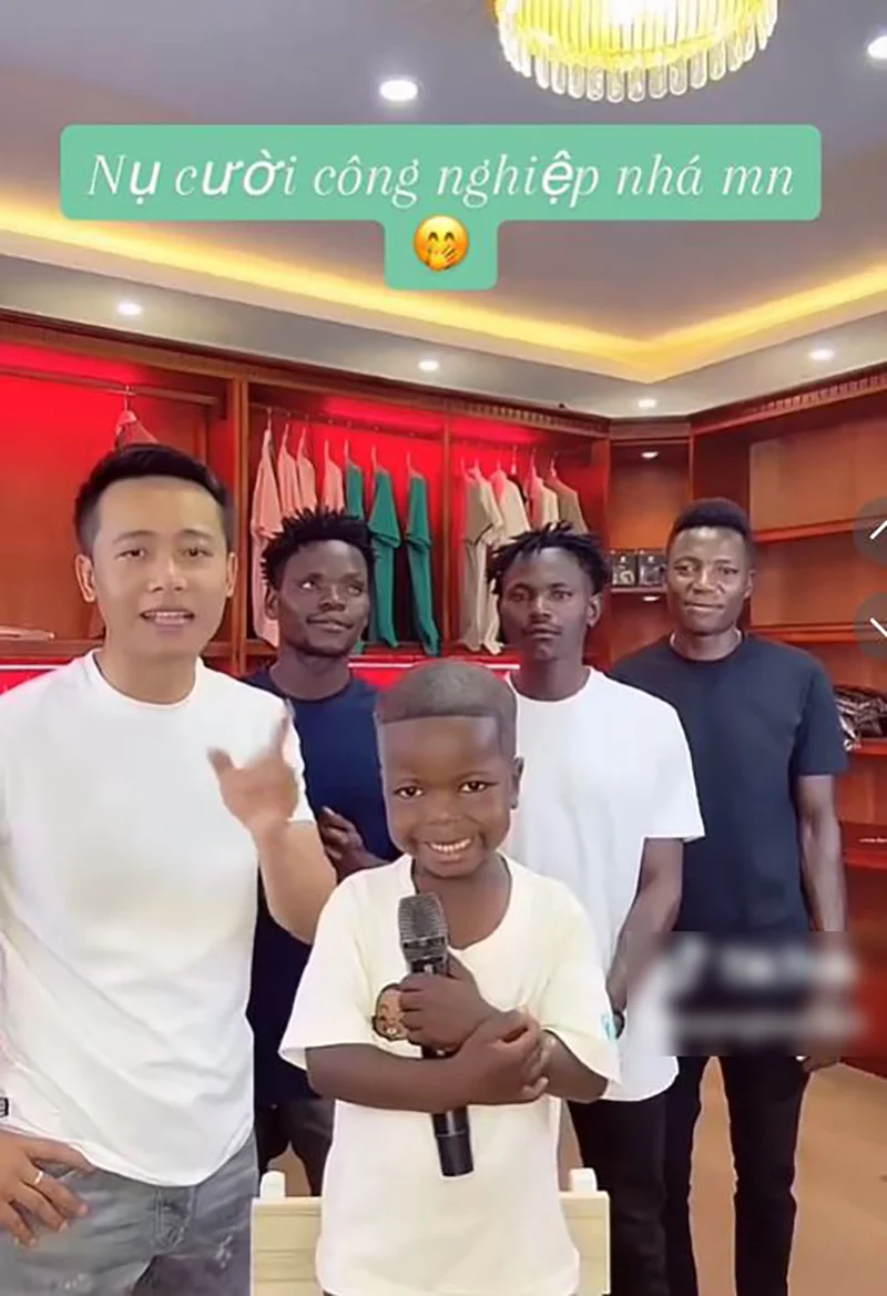 Thường xuyên xuất hiện trong những clip hàng ngày của team Quang Linh, Lôi Con luôn khiến mỗi người trong chúng ta khi xem đều cảm thấy được sự tích cực, vui vẻ của cậu nhóc.