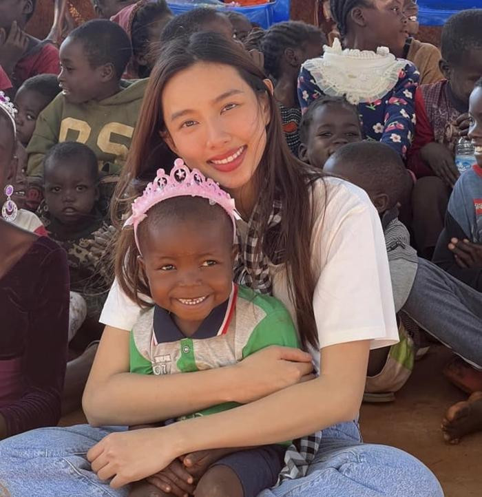 Dân mạng không khỏi cười ngất trước khoảnh khắc Lôi Con biểu diễn tiết mục "nụ cười công nghiệp". Có thể thấy, dù không hiểu gì nhưng cậu bé vẫn vô cùng phối hợp với Quang Linh Vlog.