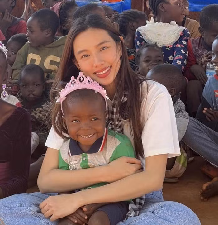 Dân mạng không khỏi cười ngất trước khoảnh khắc Lôi Con biểu diễn tiết mục "nụ cười công nghiệp". Có thể thấy, dù không hiểu gì nhưng cậu bé vẫn vô cùng phối hợp với Quang Linh Vlog.