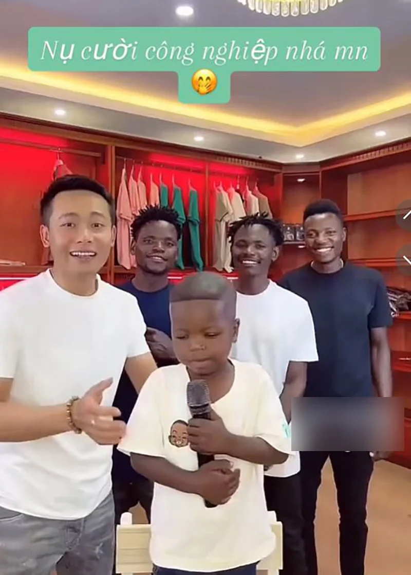 Lau khong len song, Loi Con tai xuat voi ngoai hinh phong phao