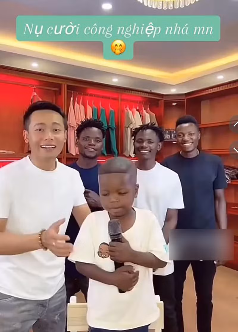 Lau khong len song, Loi Con tai xuat voi ngoai hinh phong phao