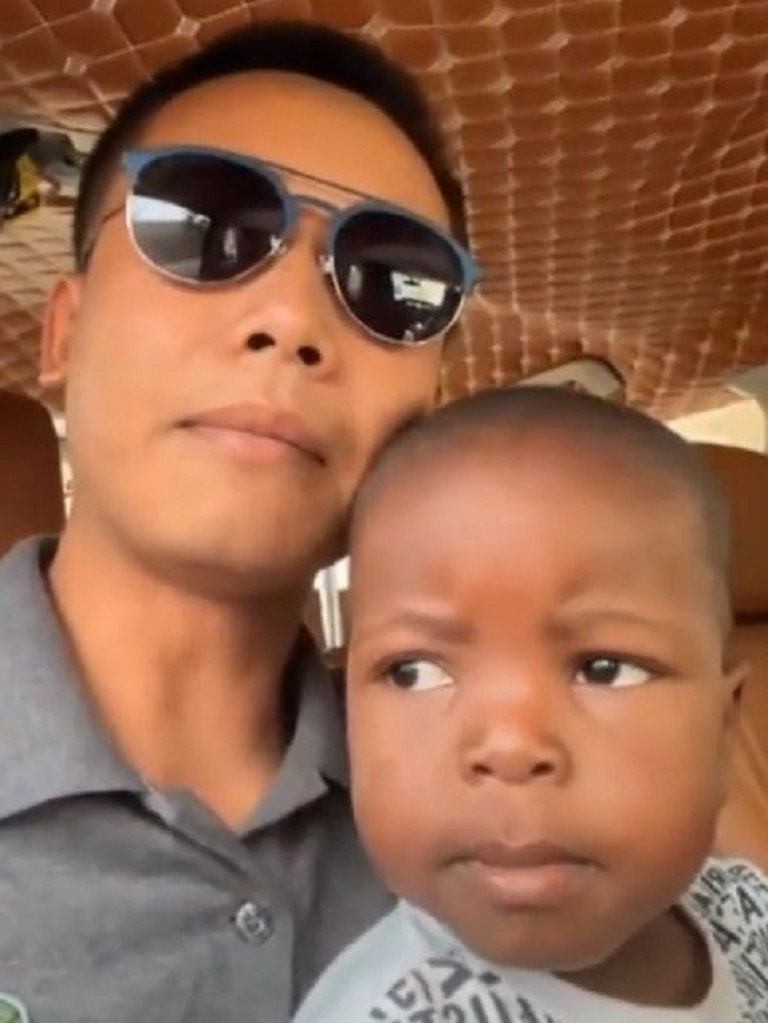 Khán giả gọi đây là "nụ cười công nghiệp" đặc trưng của Lôi Con từng vô cùng nổi tiếng kể từ khi cậu xuất hiện thường xuyên bên cạnh team châu Phi.