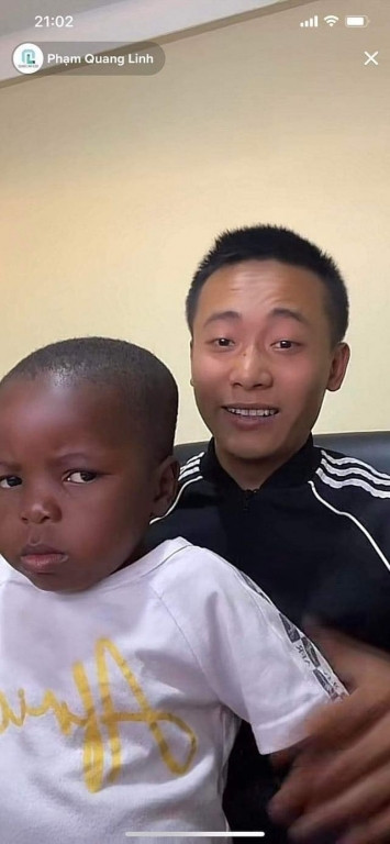 Khi nhận được hiệu lệnh "cười lên" thì cậu bé lập tức nhe răng mỉm cười nhưng người xem lại mếu máo vì thấy nó sai sai!