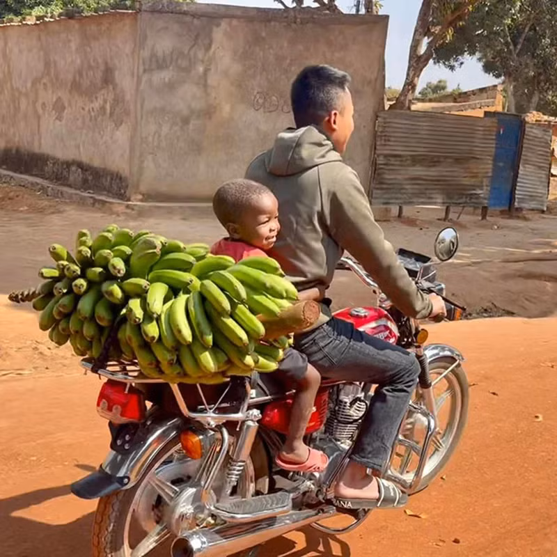Không chỉ diện thử sản phẩm, Lôi Con cùng Quang Linh Vlog và nhiều người khác đã có những màn tương tác hài hước, đáng yêu.