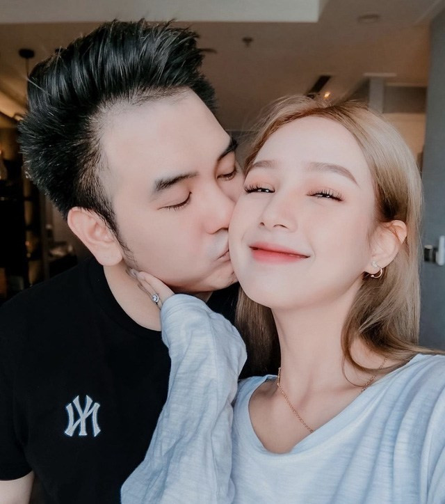 Xoài Non tỏ vẻ bất ngờ với câu chốt hạ của mẹ chồng. Tuy nhiên, chỉ ít giây sau cô vui vẻ hớn hở, chạy lại ôm hôn mẹ Xemesis vì vui mừng.