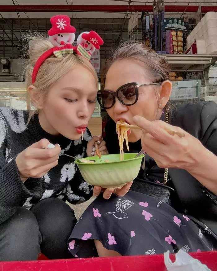 Từ hình ảnh cho thấy, hot girl Xoài Non và mẹ chồng đã cùng nhau thưởng thức các đặc sản của địa phương.