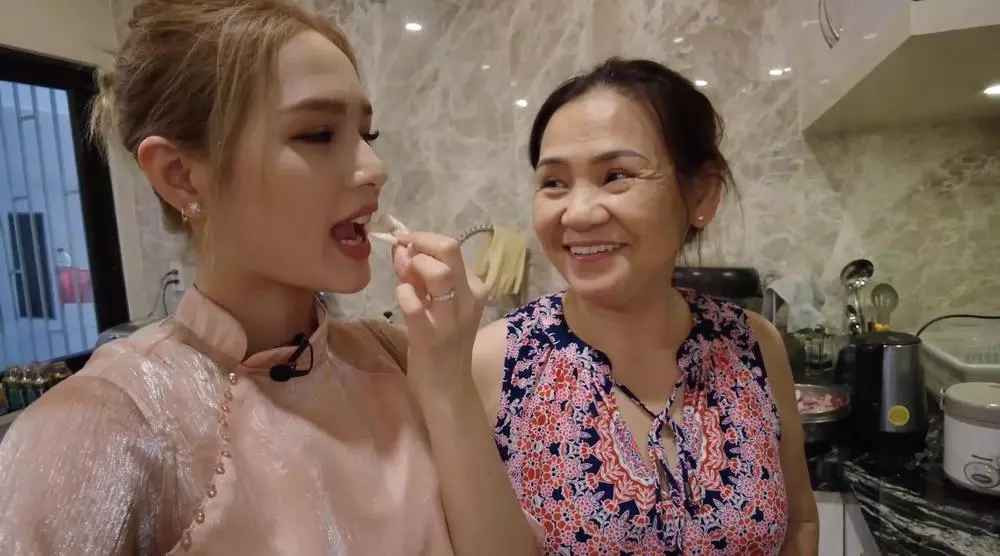 Ngoài chụp ảnh tình cảm, Xoài Non và mẹ Xemesis còn chẳng ngại cùng nhau ăn chung một bát.