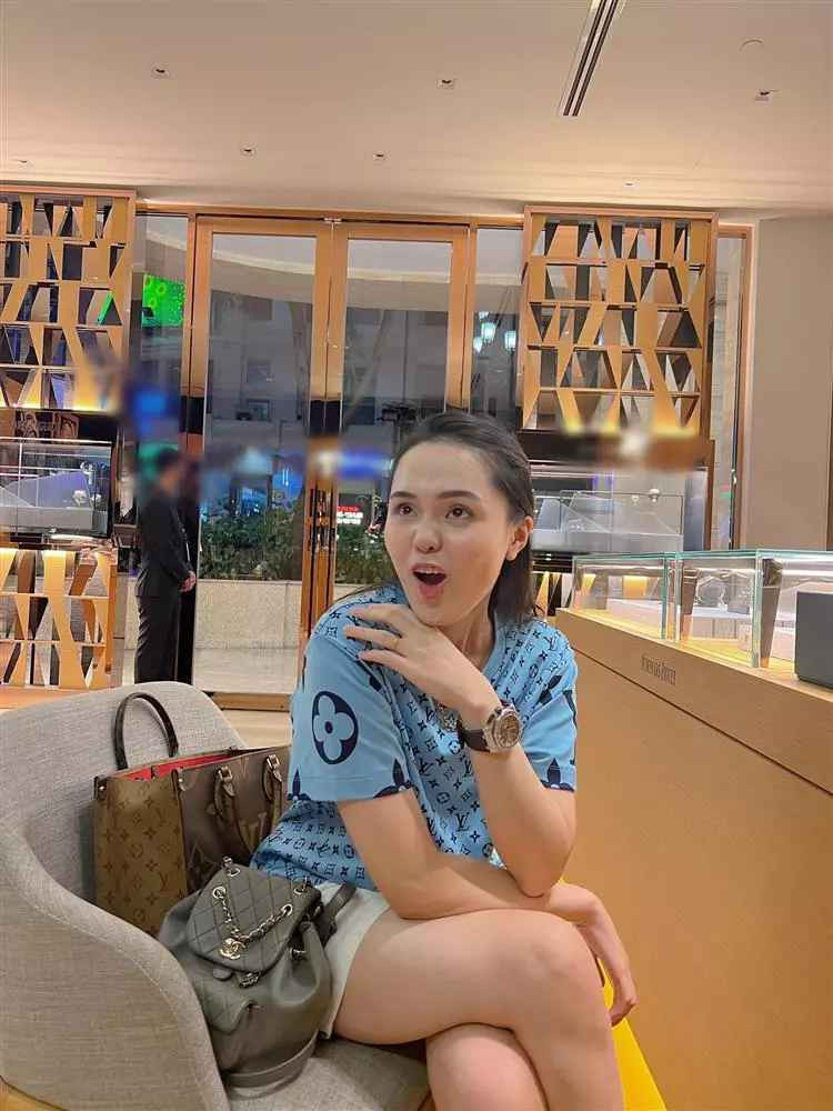 Dưới bình luận, nhiều người cho rằng, chiếc đồng hồ này có trị giá bằng cả một chiếc "Mẹc". Thậm chí, bạn bè còn trêu cầu thủ Duy Mạnh "tay to lắm mới đủ sức đeo con này" hay hỏi anh "có tuyển trợ lý đỡ tay" vì giá cả của món phụ kiện này quá lớn.