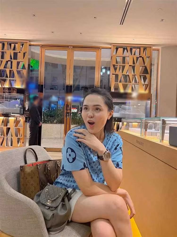 Dưới bình luận, nhiều người cho rằng, chiếc đồng hồ này có trị giá bằng cả một chiếc "Mẹc". Thậm chí, bạn bè còn trêu cầu thủ Duy Mạnh "tay to lắm mới đủ sức đeo con này" hay hỏi anh "có tuyển trợ lý đỡ tay" vì giá cả của món phụ kiện này quá lớn.