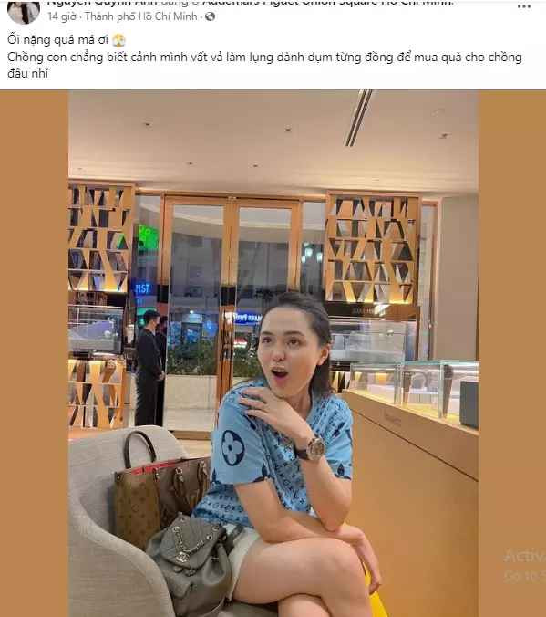 Trên Faecebook, "công chúa béo" Quỳnh Anh mới đây gây chú ý khoe ảnh đi mua quà tặng chồng. Theo đó, cô dành cho Đỗ Duy Mạnh một chiếc đồng hồ hiệu.