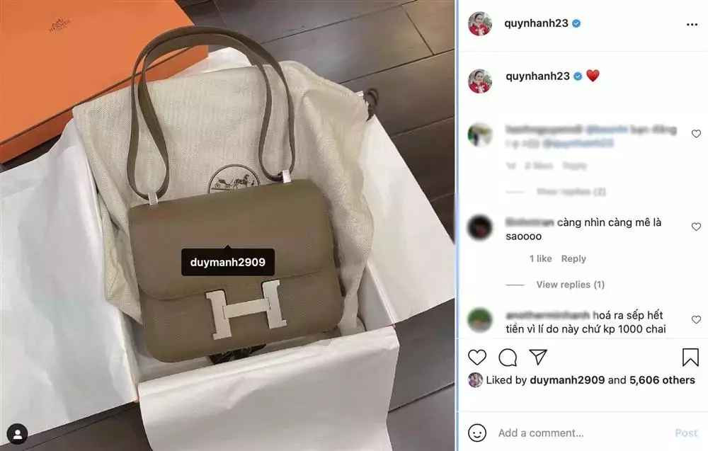 Không chỉ tậu đồng hồ bạc tỷ tặng chồng, dân mạng còn soi "outfit" sặc mùi tiền Quỳnh Anh diện trên mình khi đi mua quà cho Duy Mạnh.