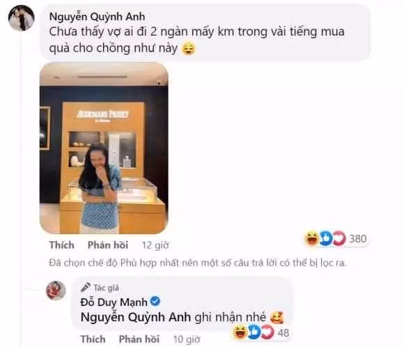 Khoe ảnh test thử sản phẩm, bà xã Duy Mạnh hóm hỉnh: "Ối nặng quá má ơi. Chồng con chẳng biết cảnh mình vất vả làm lụng dành dụm từng đồng để mua quà cho chồng đâu nhỉ".