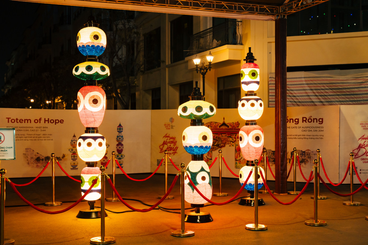 Ánh sáng phương Đông 2025 là nơi quy tụ hơn 30 tác phẩm đèn lồng quy mô lớn được chế tác bởi các nghệ nhân đến từ Trung Quốc, Nhật Bản, Hàn Quốc, Thái Lan, Việt Nam...