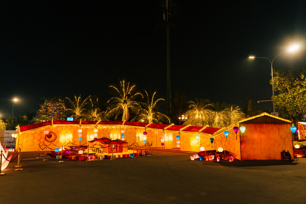 Được sắp đặt công phu trên cung đường hàng km dọc tuyến phố Phố Đông, San Hô và một phần VinWonders Waves Park, các tác phẩm ánh sáng có “1 không 2” không chỉ mang đến cơ hội thưởng thức nghệ thuật đèn lồng mà còn cho du khách cơ hội gửi gắm những điều ước bình an cho năm mới.