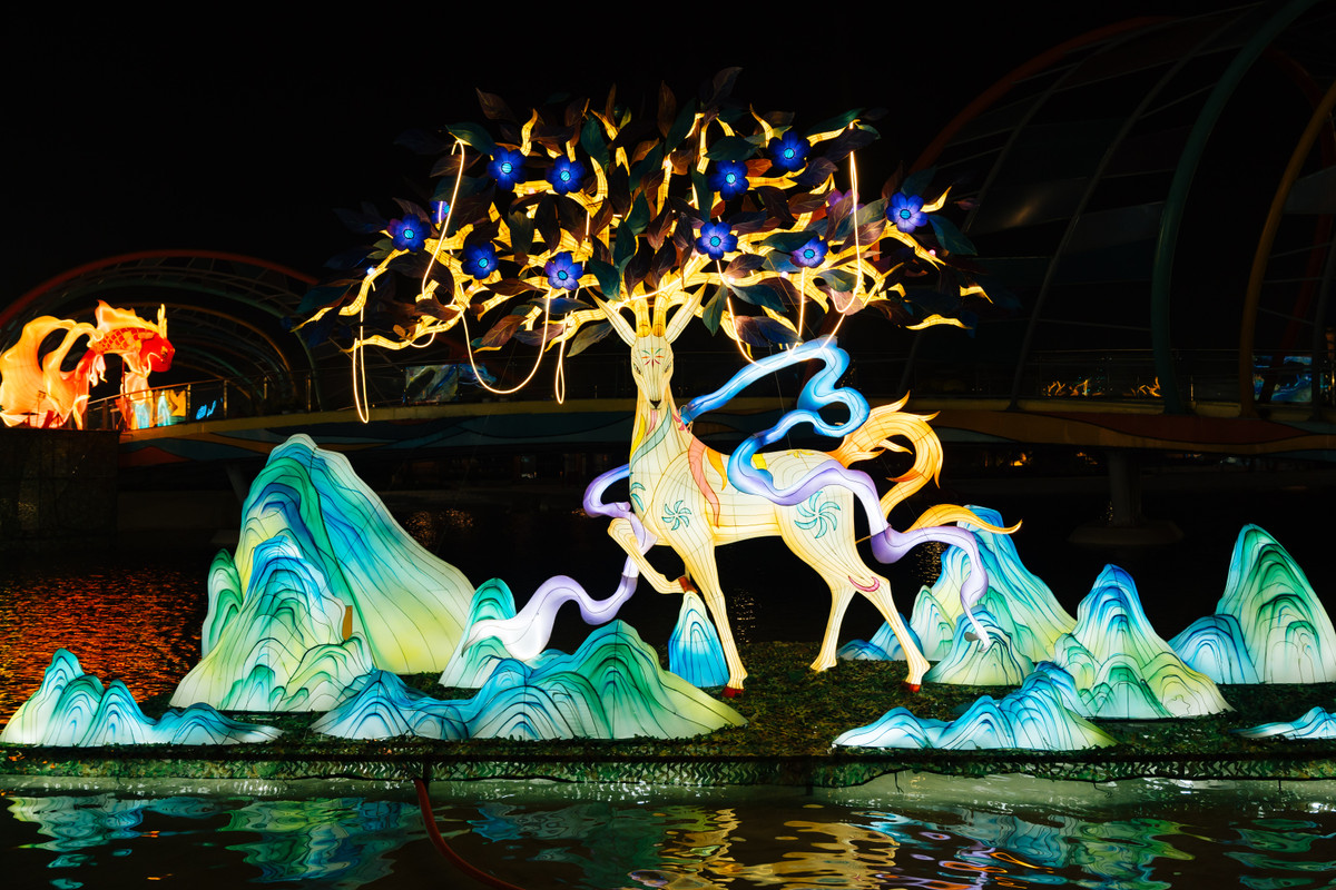 Chiếc đèn lồng hình linh thú được bày tại Lễ hội Đèn lồng Quốc tế Ocean 2025 - Ánh sáng phương Đông.