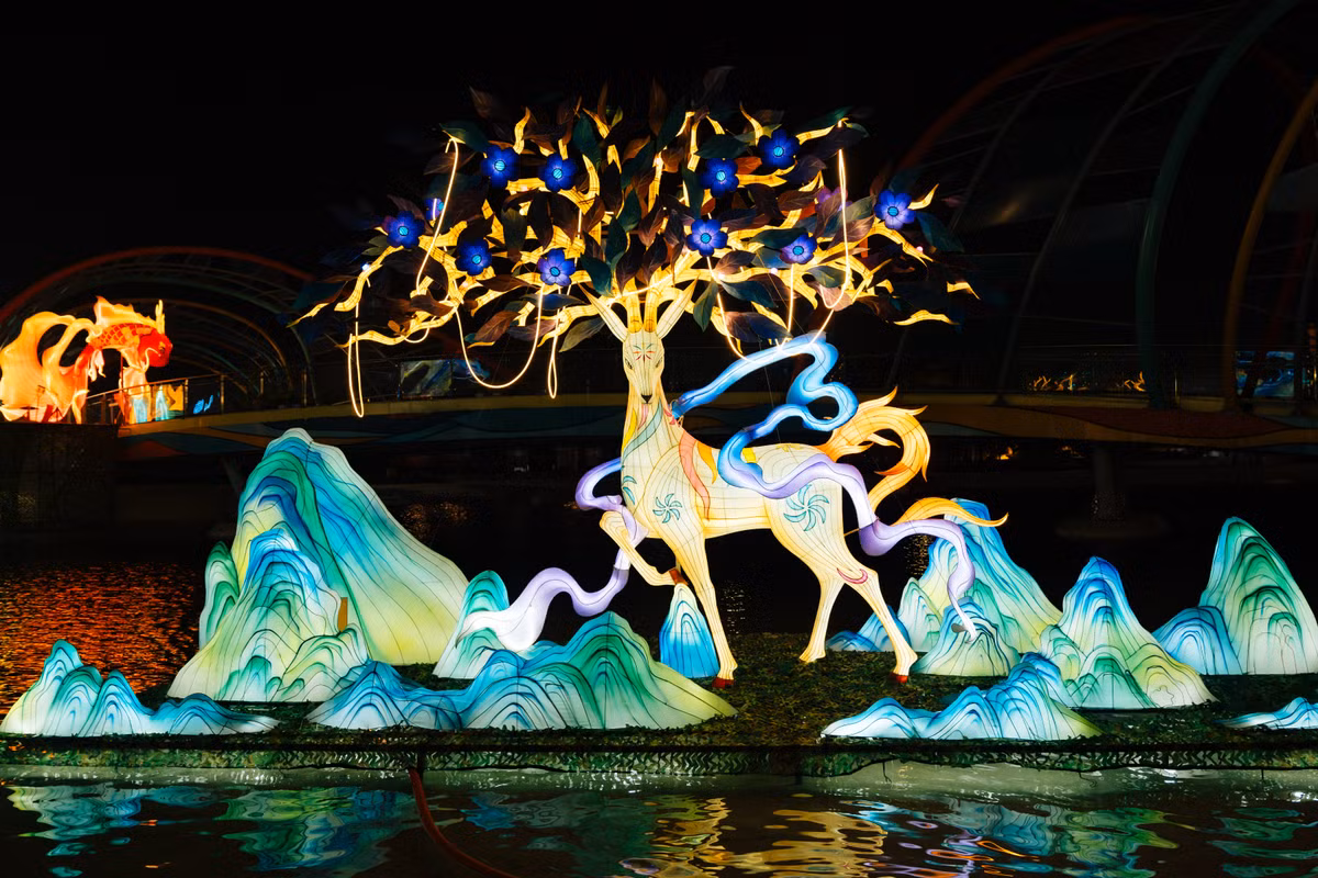 Chiếc đèn lồng hình linh thú được bày tại Lễ hội Đèn lồng Quốc tế Ocean 2025 - Ánh sáng phương Đông.
