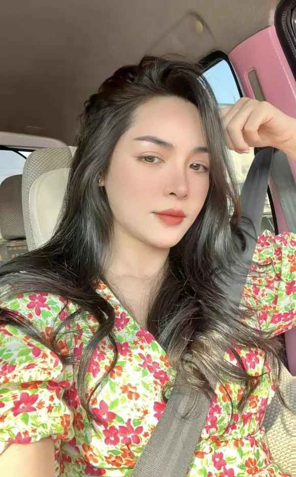 Từ một cô gái có ngoại hình kém xinh, sau khi tham gia một show truyền hình về thẩm mỹ, cuộc đời của hot girl như rẽ sang một hướng khác.