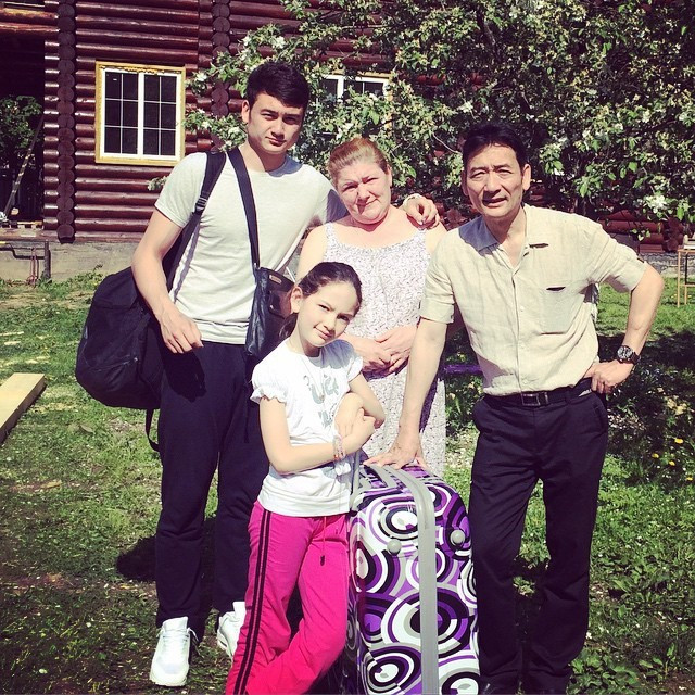 Đặng Văn Lâm từng chia sẻ cảm xúc khi đón bố mẹ trở về Việt Nam: "10 năm bố mẹ mới quay về Việt Nam. 10 năm nay bố mẹ là động lực lớn nhất để con cố gắng trong công việc...