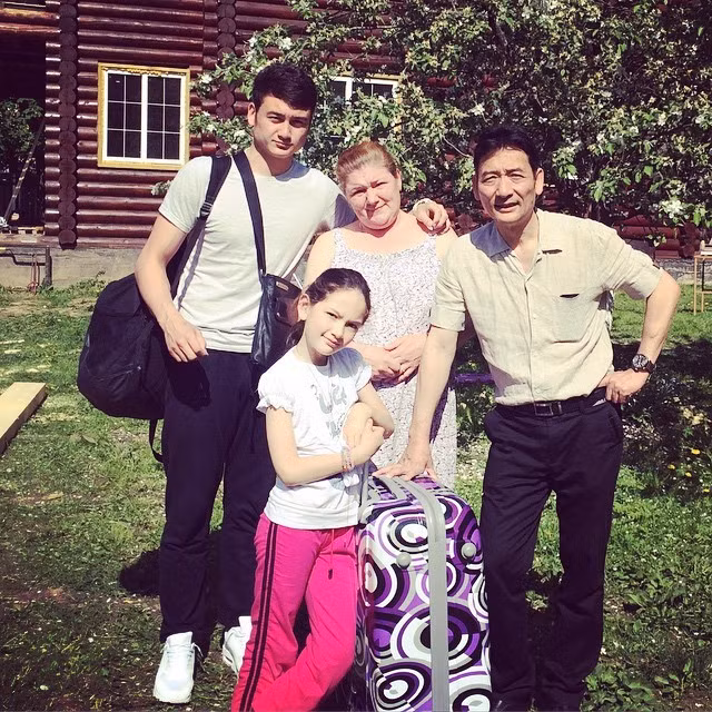 Đặng Văn Lâm từng chia sẻ cảm xúc khi đón bố mẹ trở về Việt Nam: "10 năm bố mẹ mới quay về Việt Nam. 10 năm nay bố mẹ là động lực lớn nhất để con cố gắng trong công việc...