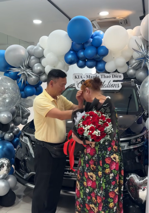 Việc mua xế hộp tiền tỷ tặng bố mẹ đã được Văn Lâm ấp ủ từ lâu và hiện tại cầu thủ sinh năm 1993 đã thực hiện được. Chiếc xe sẽ là phương tiện hữu ích cho bố mẹ nam thủ môn này khi ở Việt Nam.