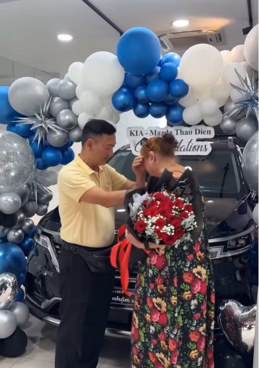 Việc mua xế hộp tiền tỷ tặng bố mẹ đã được Văn Lâm ấp ủ từ lâu và hiện tại cầu thủ sinh năm 1993 đã thực hiện được. Chiếc xe sẽ là phương tiện hữu ích cho bố mẹ nam thủ môn này khi ở Việt Nam.